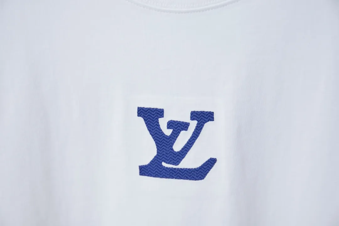 🅿️190 1V 25SS early spring new style embroidered LV letter short sleeves light luxury essential item for daily commuting for men and women Correct version Welcome to compare Detailed features · 320g 100% pure cotton double yarn jersey fabric · Special thickened 32 pieces of double-strand 1X1 thread in the same vat · Imported Tajima machine hollow show embroidery LV letter craft. Ready-made clothes are washed to make the embroidery softer · Double-needle stitching and cross-seam technology · Original main mark, washed tag, brand moisture-proof paper packaging Color: black/white/grey Size: S/M/L/XL